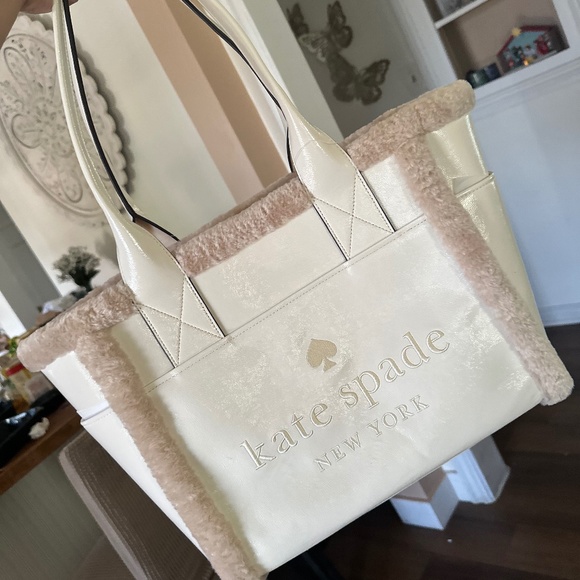 【特価セール】Kate Spade large faux shearling tote バッグ Kate Spade Flash Deal: Get This $459 Shearling Tote for Just